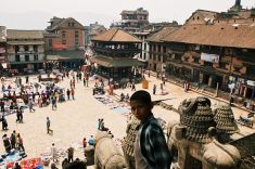 F2-022 Bhaktapur Thaumandi Sq auf Tempel Junge.jpg
